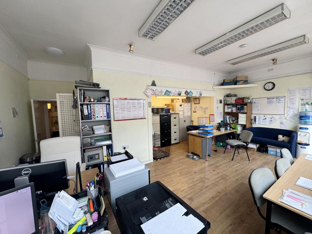 Lot: 30 - MIXED USE PROPERTY FOR INVESTMENT OR OCCUPATION - View of the interior of the commercial unit